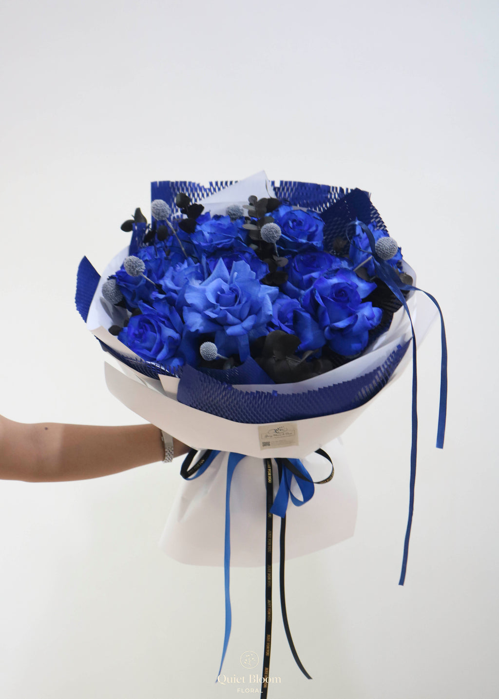 Blue Rose Bouquet – Modern Elegance