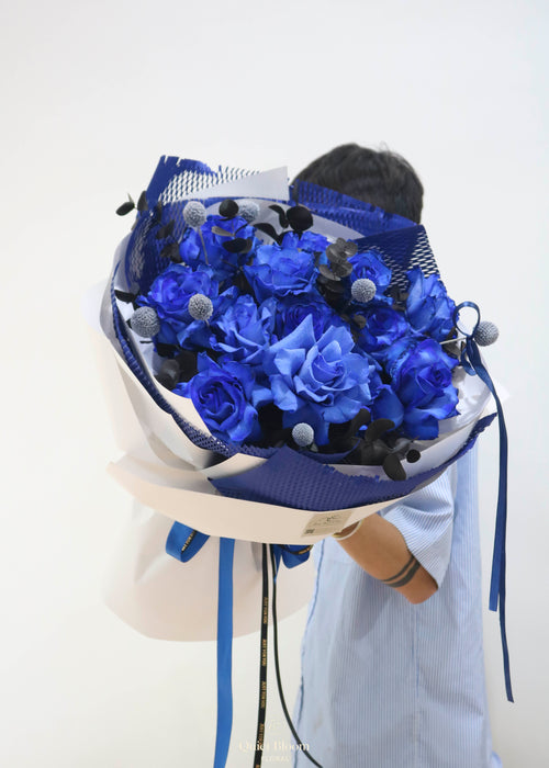 Blue Rose Bouquet – Modern Elegance