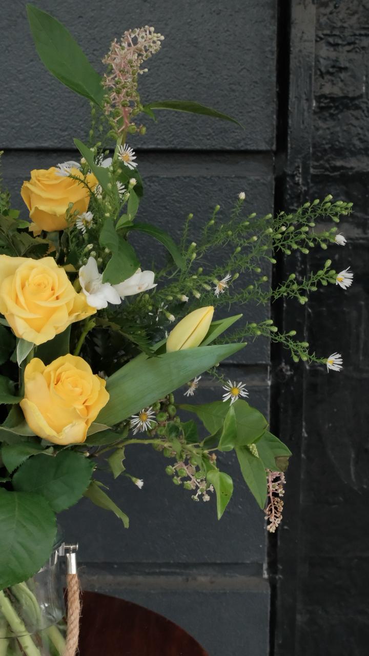 Golden Light – Vase Arrangement