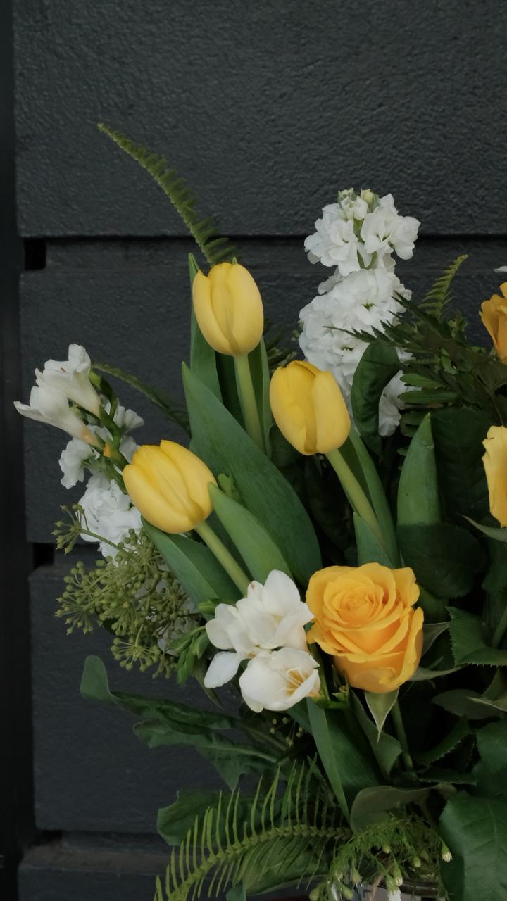 Golden Light – Vase Arrangement