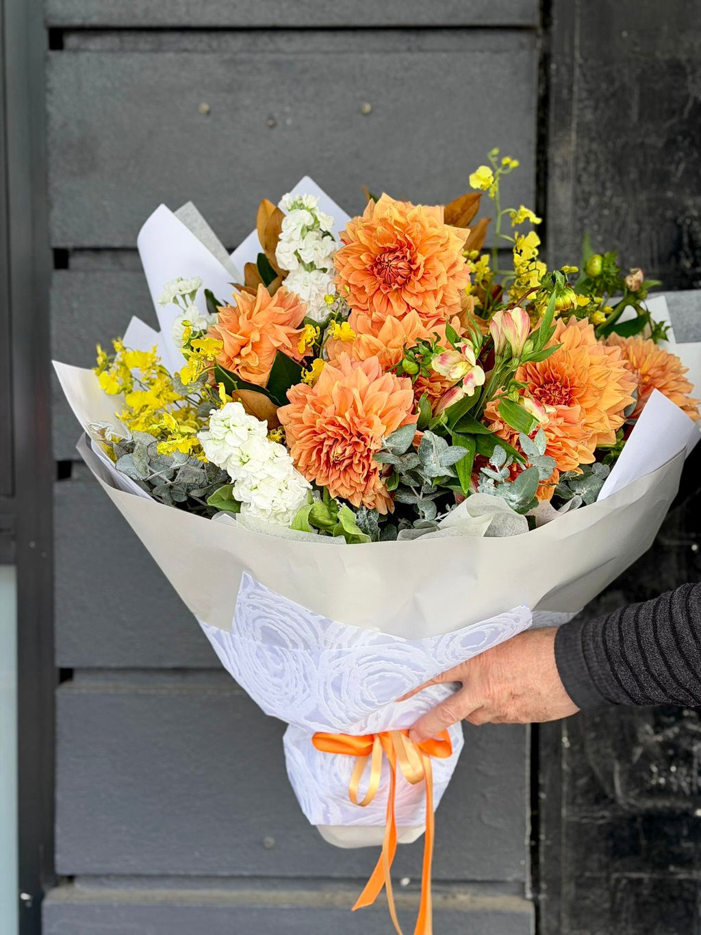 Warm Daylight - Hand-tied seasonal bouquet