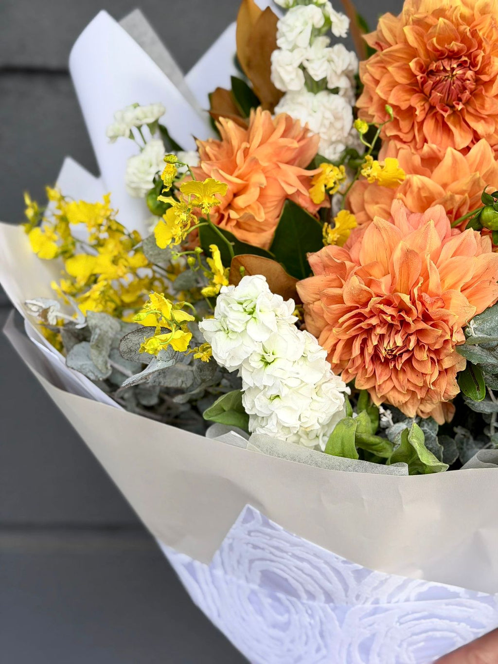 Warm Daylight - Hand-tied seasonal bouquet