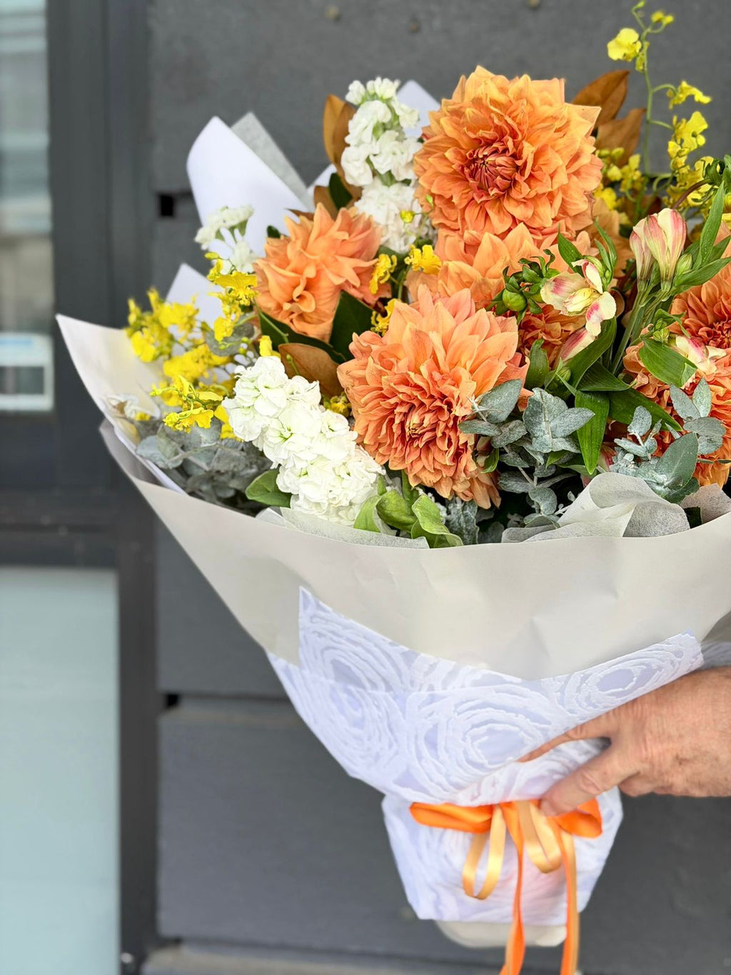 Warm Daylight - Hand-tied seasonal bouquet